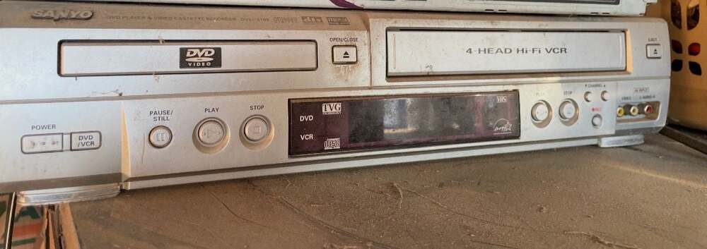 Sanyo DVW-6100 DVD Player & 4-Head Hi-Fi VCR Combo